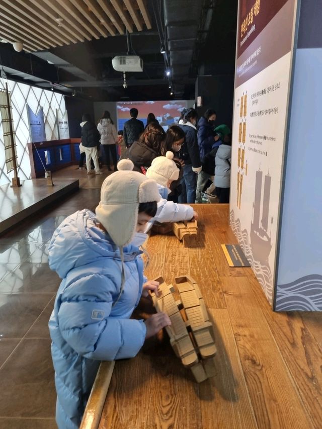 광화문 거대토끼 밑에 전시공간이 있다!