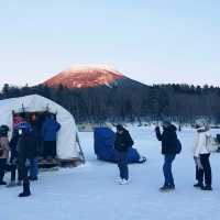 冬季游玩北海道阿寒湖，體驗冰上活動