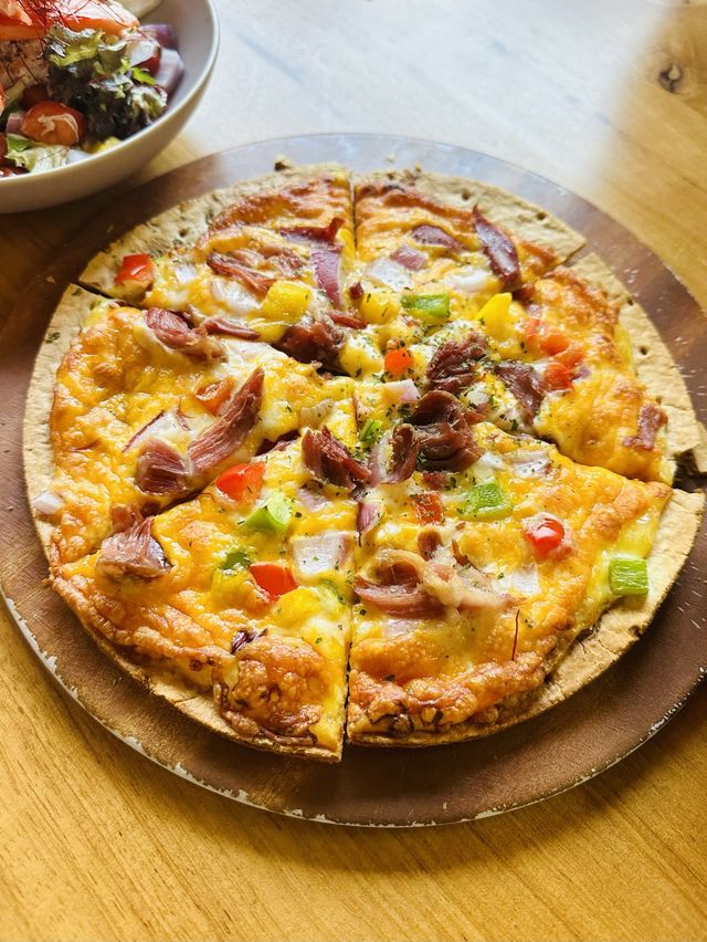 📍屯門碼頭海濱cafe☕️好食又好chill😚漫活之選✅必點手撕德國鹹豬手薄餅🍕+雲尼拿雪糕加百利甜酒🍨