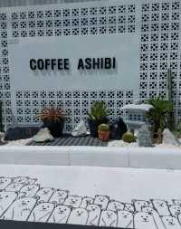 COFFEE ASHIBI SRIRACHA คาเฟ่มินิมอลสไตล์ญี่ปุ่น