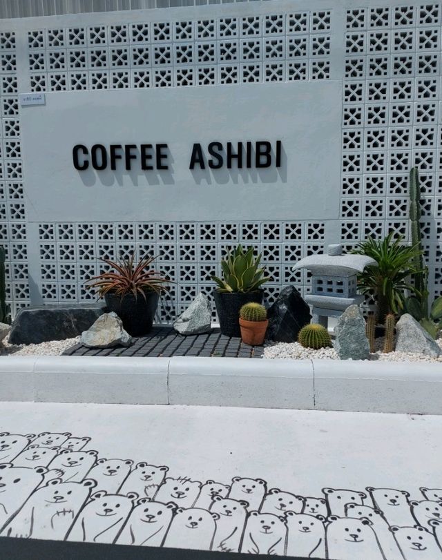 COFFEE ASHIBI SRIRACHA คาเฟ่มินิมอลสไตล์ญี่ปุ่น