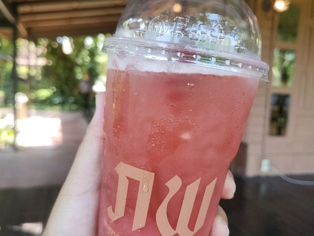 "ภพ" คาเฟ่ริมน้ำท่าจีน ในจังหวัดสุพรรณบุรี