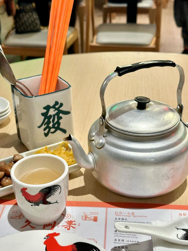 在中環街市發掘了一間裝潢充滿香港懷舊氛圍既餐廳😚