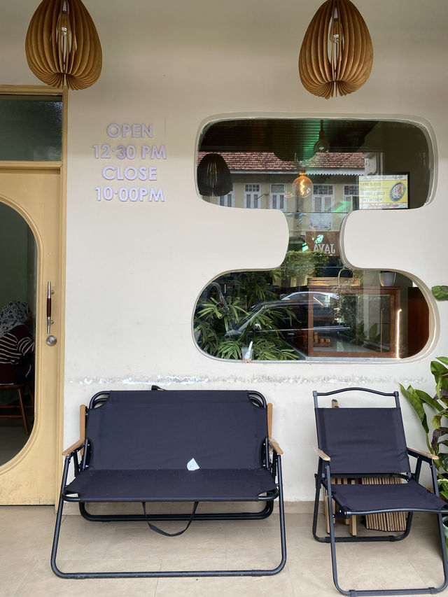 Meet another gorgeous cafe! 