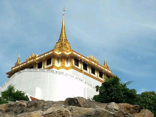 ด้วยศรัทธาเดินขึ้นภูเขาทอง  วัดสระเกศ