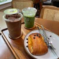 คาเฟ่ฟิลสวน Basket coffee and croissant