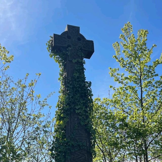 Stroll in a victorian cemetery 