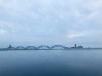 裡加打卡位：陰天下的道加瓦河，大推