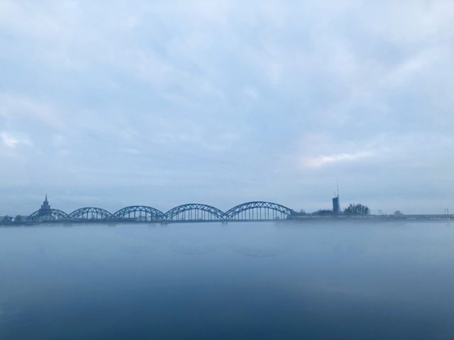 裡加打卡位：陰天下的道加瓦河，大推
