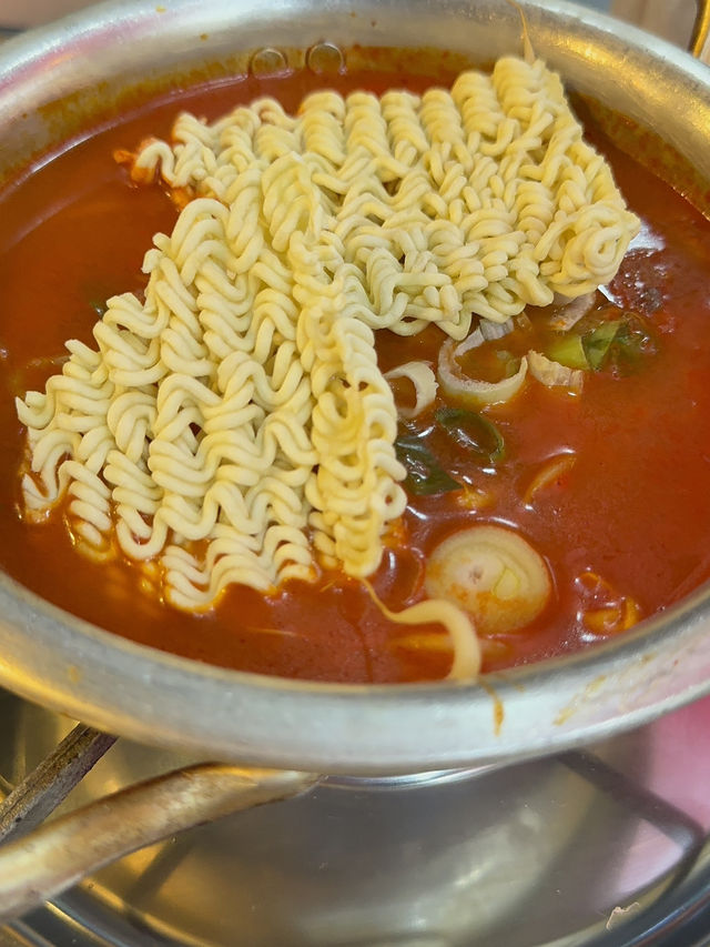 【韓国・新沙洞】SNSで評判の魔法の粉で食べるコプチャン