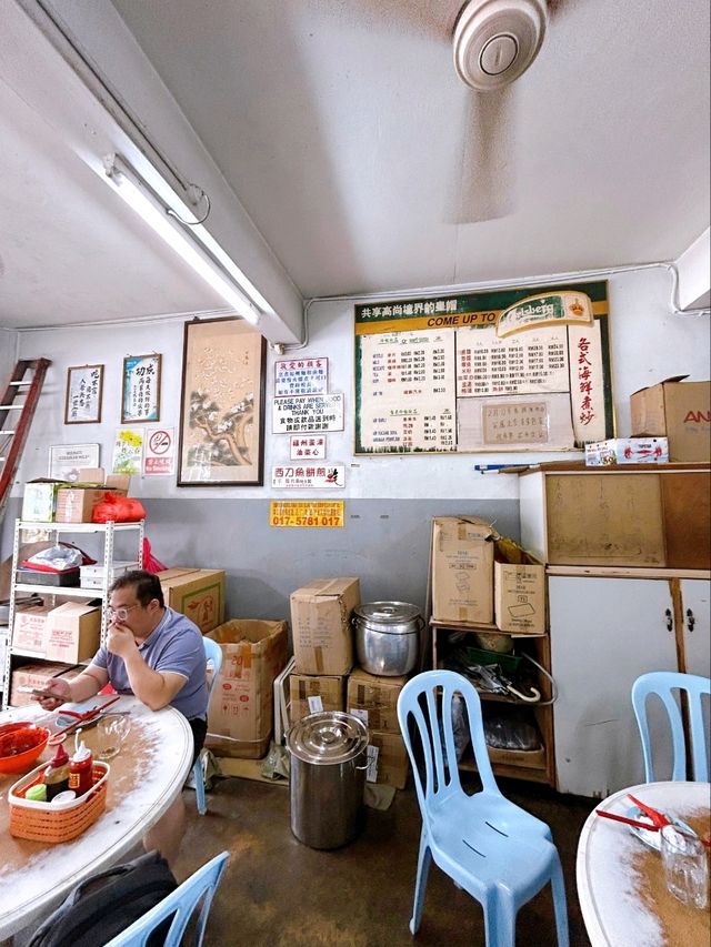 Enjoying Local Thick Black Noodles at Atap-OD Yong Peng
