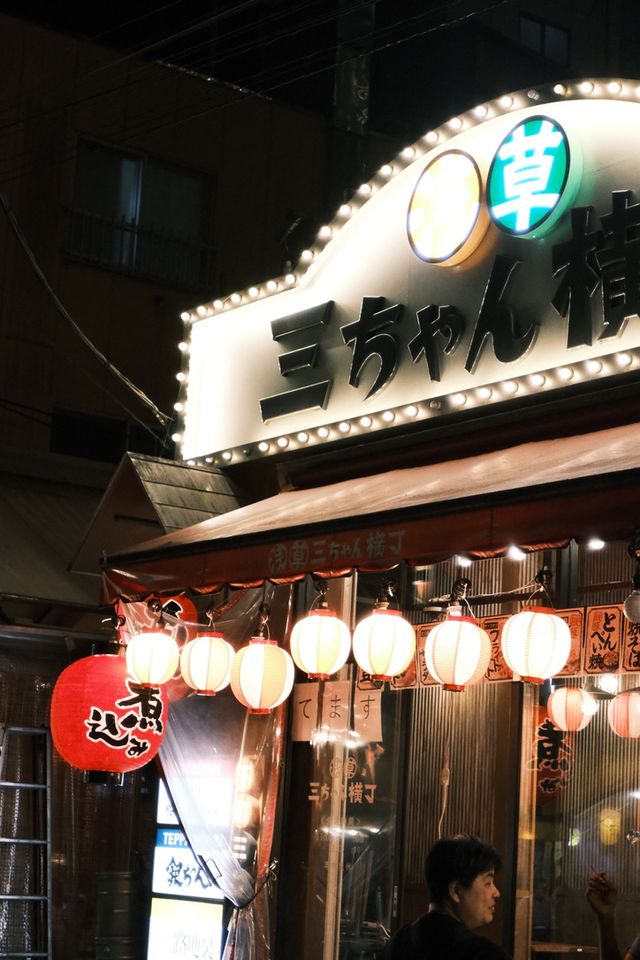 夜晚的淺草寺：靜謐與燈光的完美結合