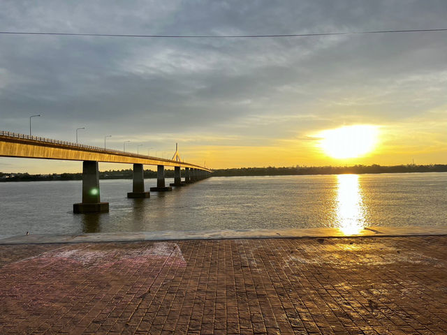 จุดชมพระอาทิตย์ขึ้น สะพานมิตรภาพไทย-ลาว มุกดาหาร