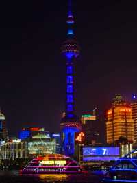 ถ่ายรูปชมแสงยามค่ำคืนที่ The Bund