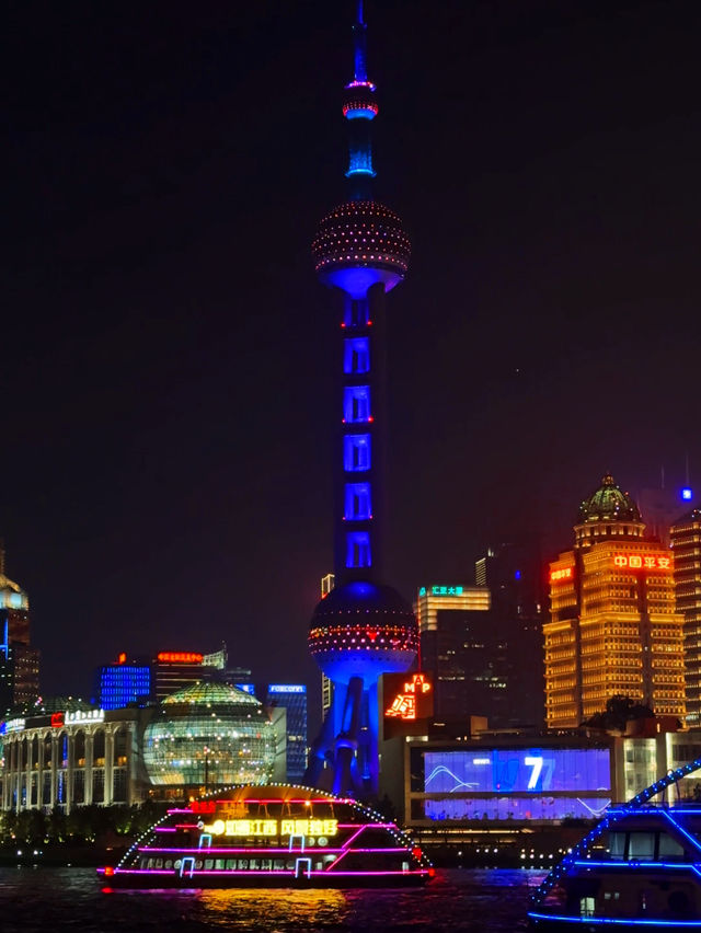 ถ่ายรูปชมแสงยามค่ำคืนที่ The Bund