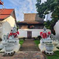 คนเกิดปีจอ สักการะพระธาตุ ที่วัดเกตการาม