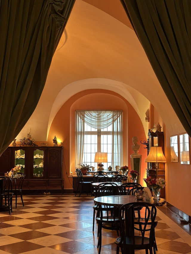 Ever wondered how royals used to live? The answers could be found here…for free!