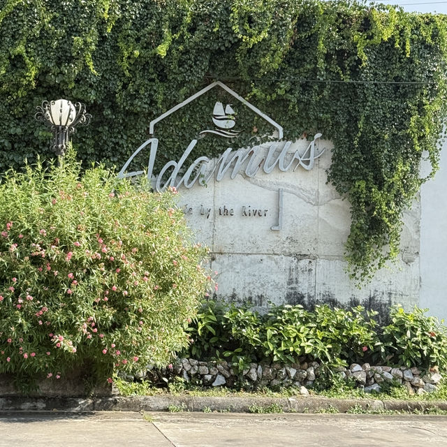 Adamus Cafe by the River ฮาลาล