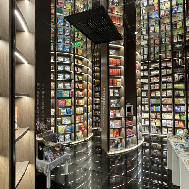 まるで魔法の城のような本屋