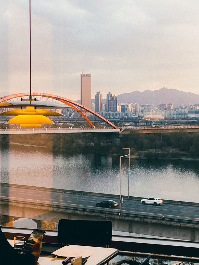 노을진 풍경을 만끽할 수 있는 카페🌆