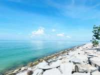 馬來西亞檳城當地著名景點推薦：Hompton by the Beach Penang，適合拍照海邊放鬆親子遊。