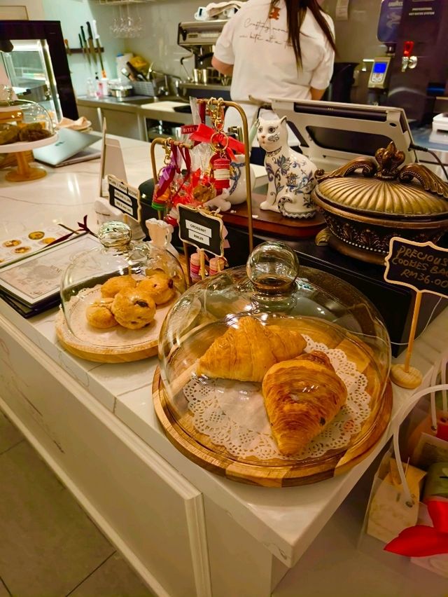 The Perfect Spot for a Solo Café Date