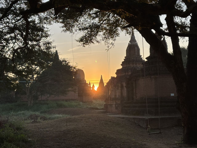 ミャンマーのバガンの川辺で眺めた夕陽、道端の朝日