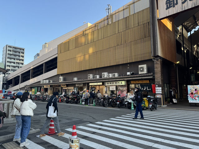 穿越時光與味蕾：大阪木津市場一日遊的美味冒險 🍙🌇