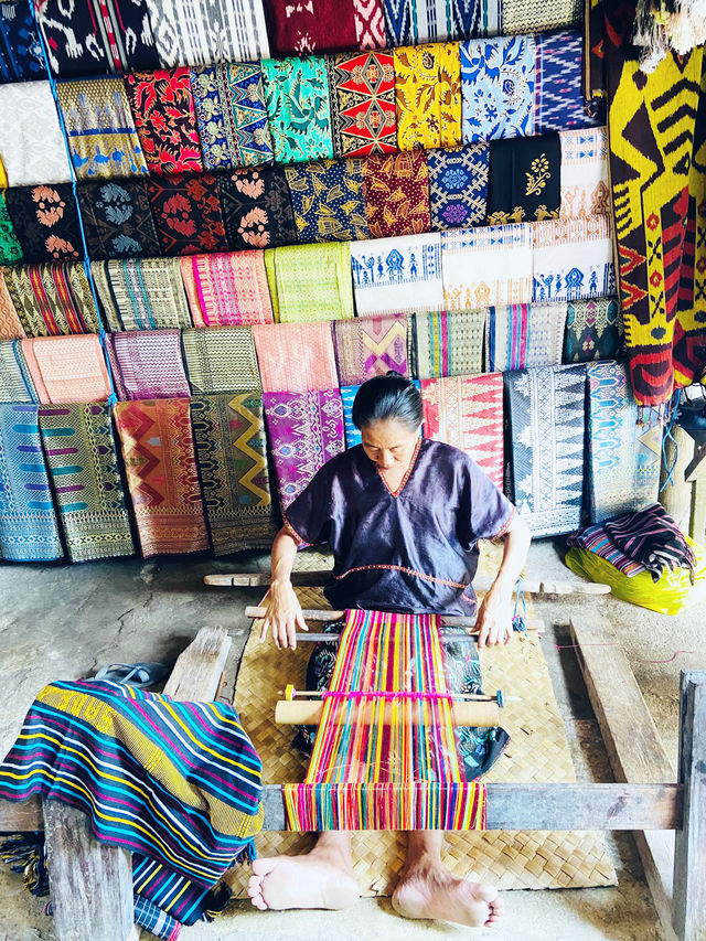 Explore the weaving skills by Sasak people in Lombok 🇮🇩