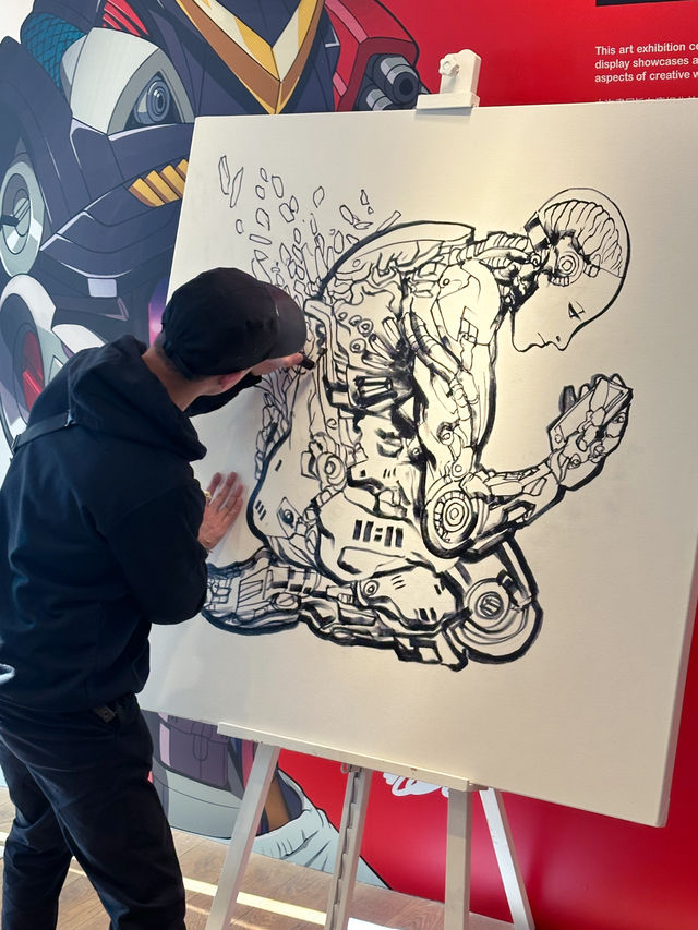 好開心可以欣賞國際知名🧑🏻‍🎨北美漫畫藝術家、前Marvel & DC英雄漫畫主筆⭐️Pat Lee，即場畫咗幅畫。  現於海港城美術館隆重呈獻「Spectrum of Heroes」漫畫藝術展