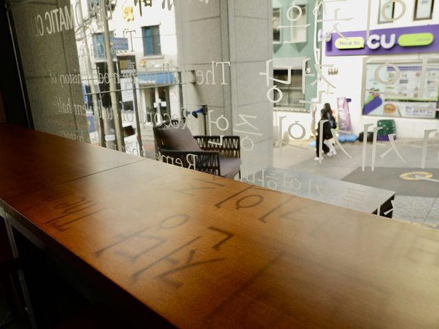 首爾明洞｜Diplomatic Club 結合咖啡香與歷史氛圍的靜謐空間☕📸