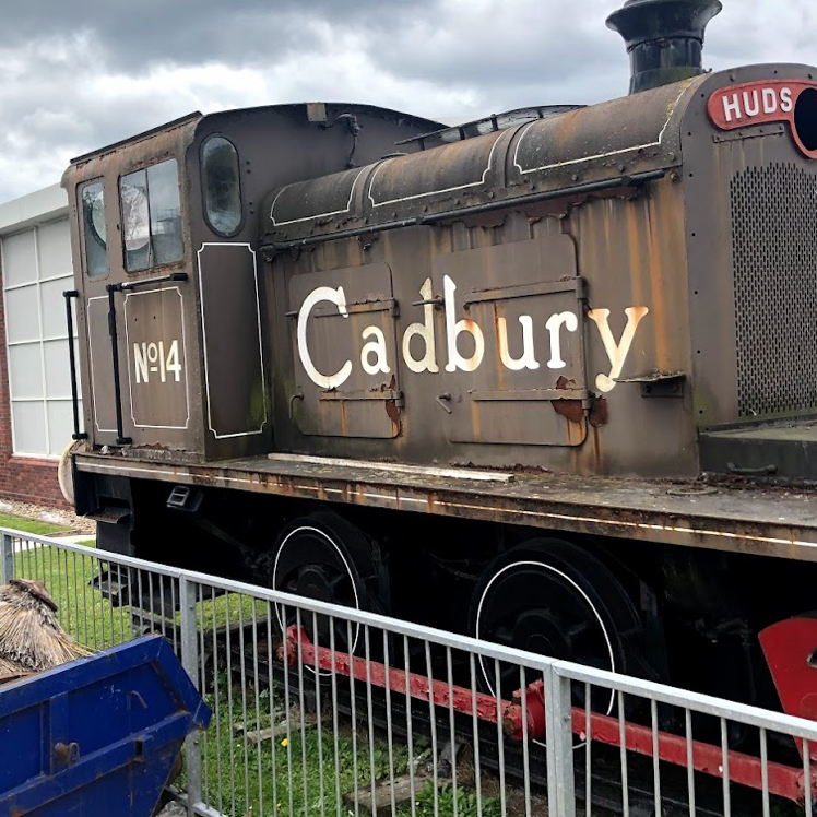 #Tháng 3 năm 2025 Cadbury World**
📍 **Vị trí**: Đường Linden, Bournville, B30 2LU
🚌 **Phương tiện di chuyển**: Đi tàu từ Ga New Street đến Bournville (12 phút)
🌟 **Trải nghiệm nổi bật**:
Tham gia chuyến tham quan nhà máy sô cô la, tự pha chế thanh sô cô la và trải nghiệm "Cuộc phiêu lưu hạt ca cao" trong rạp chiếu phim 4D. Sẽ có buổi gặp gỡ "Ông già Noel sô cô la" vào dịp Giáng sinh.  
🍴 **Những món tráng miệng nhất định phải thử**:
· Phiên bản giới hạn bao bì màu tím "Taste of Birmingham" sô cô la
· Thác sô cô la nóng với dâu tây tươi
📸 **Điểm check-in**:
· Trước đài phun nước sô cô la khổng lồ
· Những bức ảnh hoài niệm trước bức tường quảng cáo hoài cổ

· --
