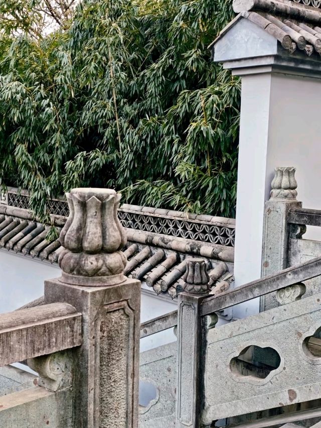 Lushan Park: A Towering View of Shengzhou