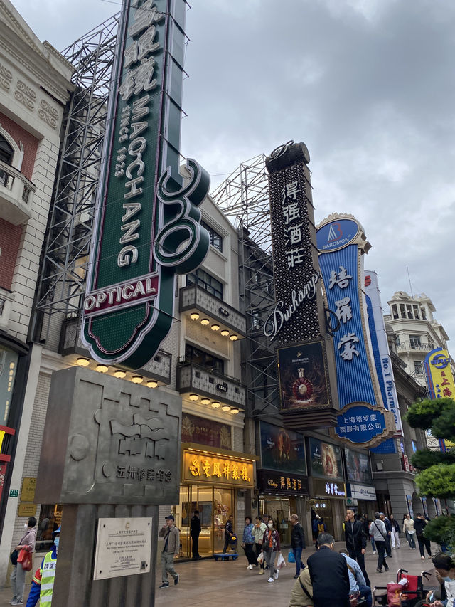 Local delicacies as souvenir in Shanghai 