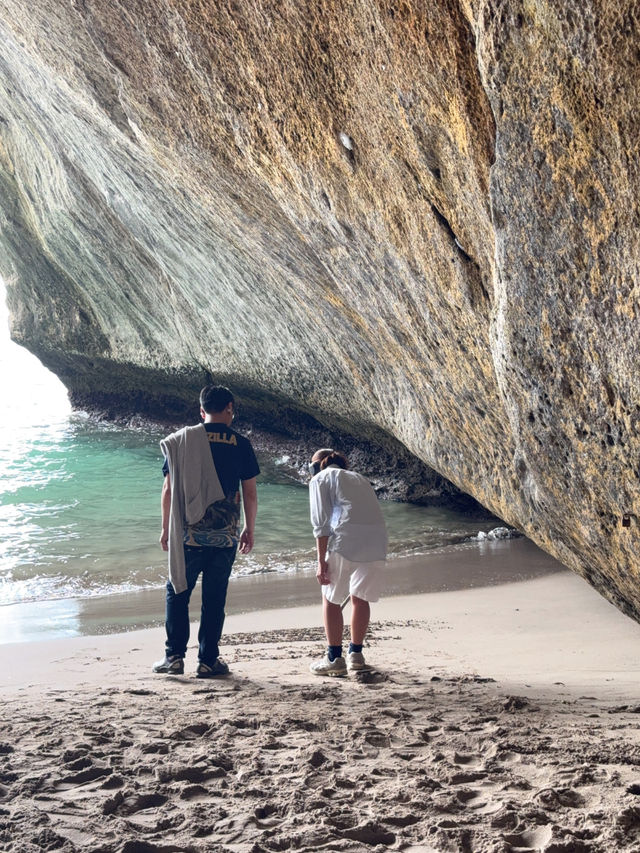 教堂灣 (Cathedral Cove) 雕刻般的海岸線曾令早期的海上探險者著迷，如今也仍然讓到訪這裡的人們感到驚艷。