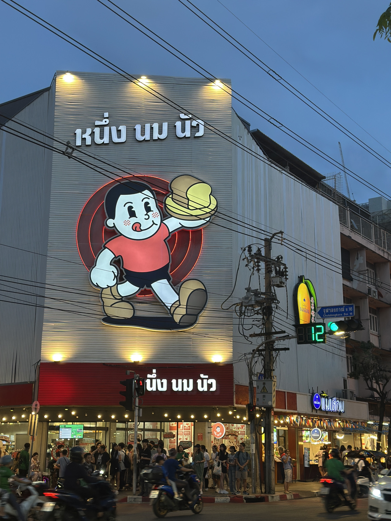 **酒店：曼谷宜居酒店**  
📍 地址：Livable Hotel, 123 Sukhumvit Road, Bangkok, Thailand

在泰國的48小時快閃中，我選擇了便利的曼谷宜居酒店作為我的落腳點。這家酒店位置優越，靠近熱門景點，讓我的行程更加輕鬆愉快。

美食探索

在Factory Coffee 享用一杯香濃的咖啡和獨特的泰茶可頌，讓我感受到創意巔峰。口味有些超出我的預期，太好吃了！不會很甜，而且茶味很濃🤤

Lek Yai Traditional Tom Yum Noodles • Sam Yan
是在朱拉美食一條街，人氣店舖出名吃冬陰功湯湯麵，但因為胃不適的關係當天我只品嚐了雲吞湯，口味相對泰國料理來說較為清淡，但卻十分符合泰國的家常風味，讓人感到親切。而且雲吞內餡料選用了豬肉，並不是我們平時香港雲吞的蝦肉餡，但卻很鮮，不會有豬肉的臭味！👍🏻

打卡熱點

**曼谷市中心**  
在市中心的熱鬧街道上，隨處可見的涼快小吃攤和熱情的商販，形成了獨特的市井風情。這裡不僅是購物的天堂，也是感受當地文化的絕佳地點。

 總結

這次泰國快閃之旅雖然短暫，但卻充滿了驚喜。曼谷的美食和文化給了我無窮的靈感，讓我期待下一次的再訪。希望這些分享能給其他旅行愛好者一些靈感！👏🏻

#泰國旅行 #曼谷美食 #街邊小吃 #旅行分享