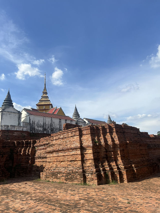 เป็นวัดเก่าที่สวยและดูมีมนต์ขลังมาก