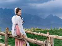 Timeless Beauty in Lijiang: A Tibetan Costume Photoshoot Amidst the Grasslands