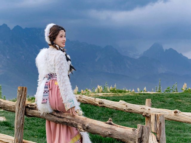 Timeless Beauty in Lijiang: A Tibetan Costume Photoshoot Amidst the Grasslands