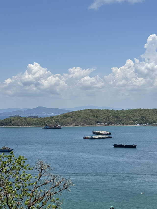รีวิว: นั่งเรือข้ามฟากจากท่าเรือเกาะลอยไปเกาะสีชัง