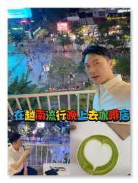在胡志明咖啡公寓露台上，吹着微風