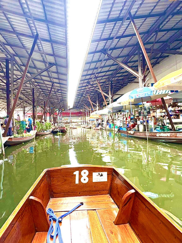 伝統と活気があふれるダムヌンサドゥアック水上マーケットで、タイの昔と今を感じる旅へ🚤🍍📸