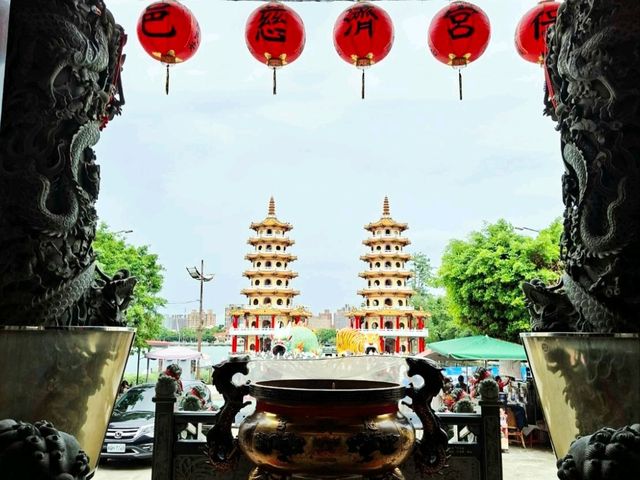 Dragon and Tiger Pagodasกลางน้ำ✨️
