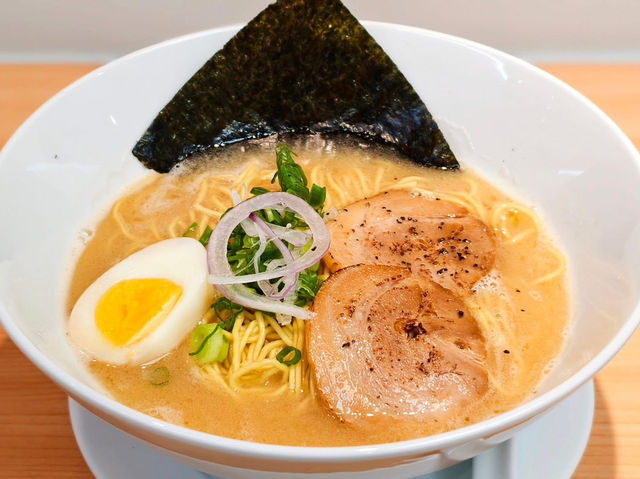 高雄🇼🇸 這目前是今年吃過最好吃的雞白湯拉麵🍜