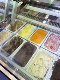 【宮古島　ポップで可愛い店内のアイス屋さん🍨】