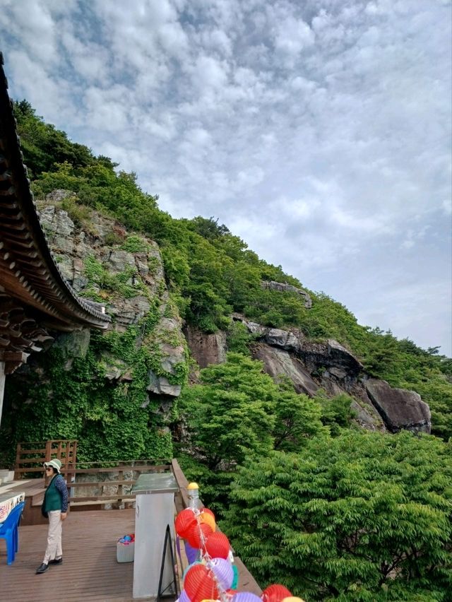 절벽 위에서 만나는 황홀한 풍경의 절집
