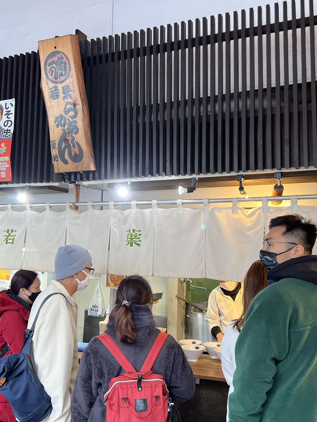 🍢 A Tasty Stroll Through Tsukiji Outer Market – Tamagoyaki, Ramen, Seafood & Soft Serve 🍦