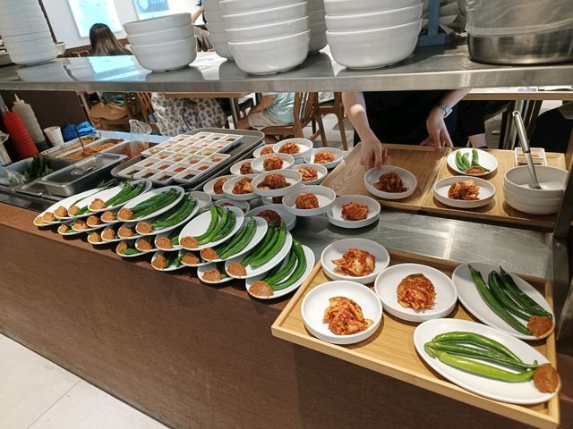 聖水洞必吃美食，조조칼국수蛤蜊刀削麵與海鮮蔥餅的絕妙組合。