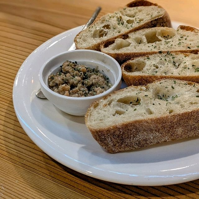 伊勢 | AMAMI LIVING 白天是咖啡店、晚上化身酒吧