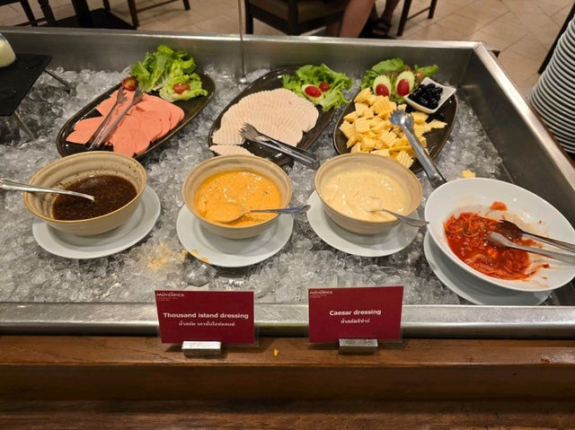 รับความสดชื่นของวันใหม่กับ Movenpick Suriwongse